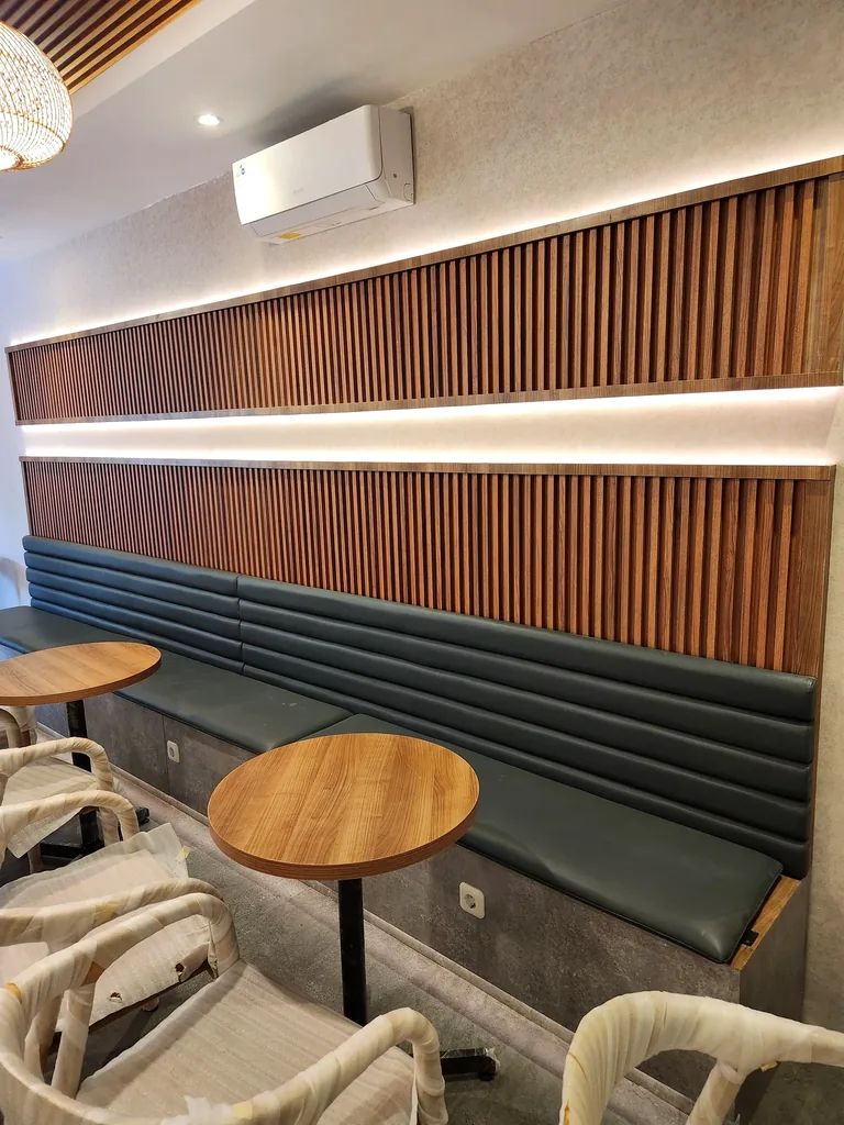 Detail pencahayaan dan wall treatment interior cafe DAWENG CONTRACTOR