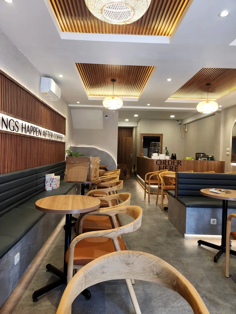 Interior cafe karya DAWENG CONTRACTOR dengan custom seating dan finishing kayu