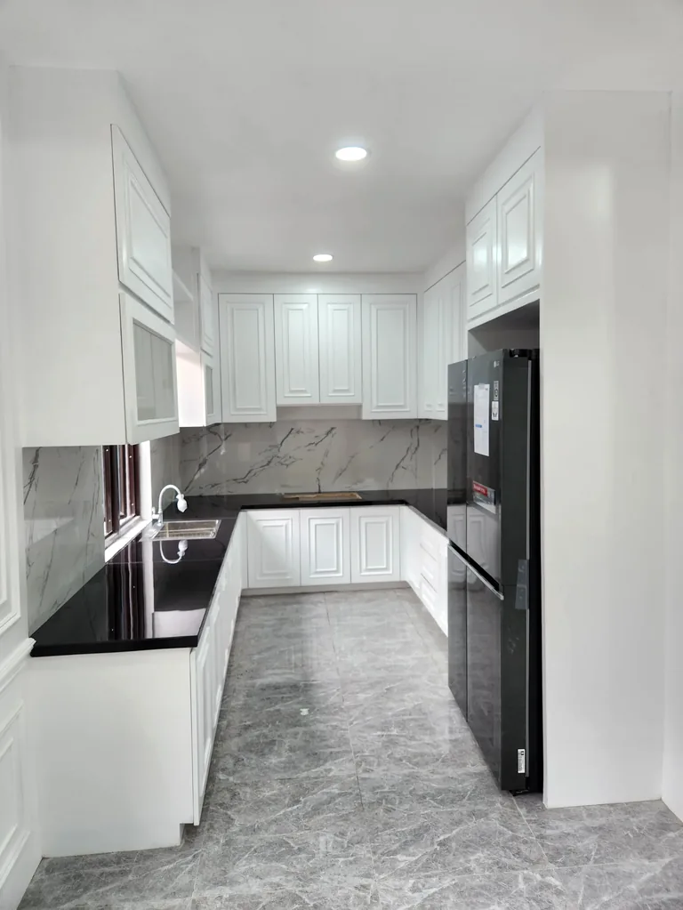 Interior kitchen dan dining area DAWENG CONTRACTOR dengan kabinet modern dan pencahayaan hangat